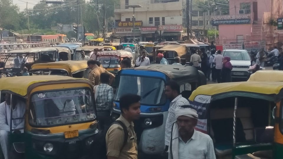 Agra's Model Road Turns Into Auto-E-Rickshaw Stand Traffic Chaos Persists
