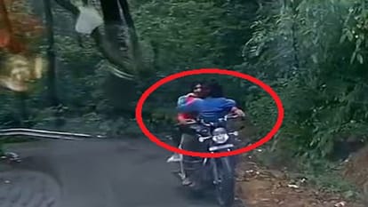 बुलट पर युवती को आगे बैठाकर ले जाता युवक