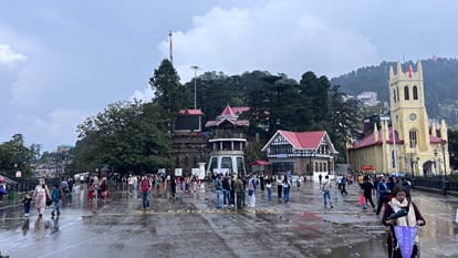बुधवार को बारिश के दौरान शिमला के रिज मैदान का नजारा।
