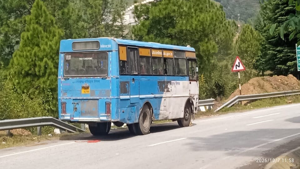 The fan belt of the bus suddenly broke at Devradi Band