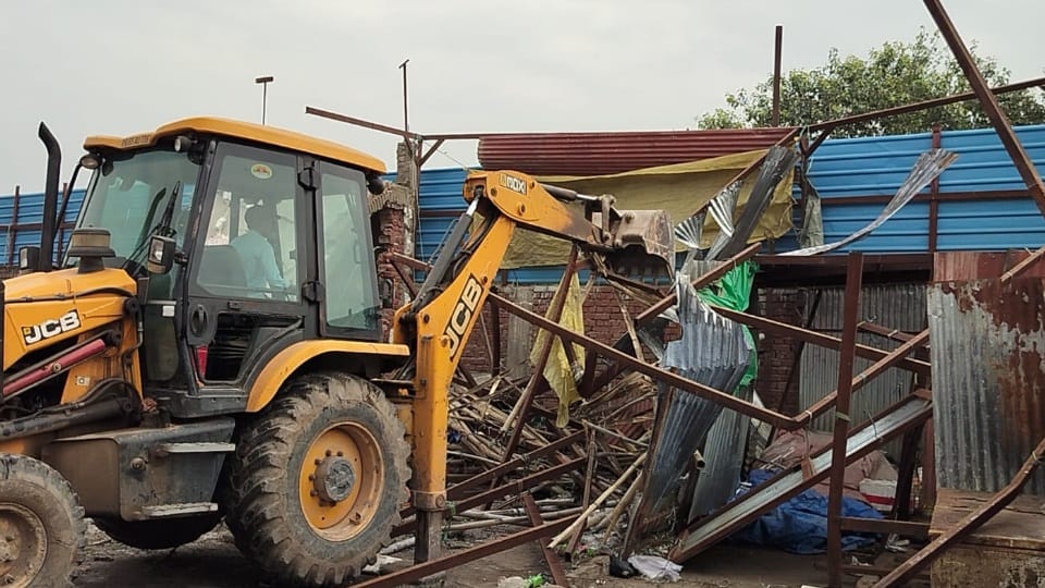 Chandigarh Administration bulldozer rolls in Action taken against illegal fish market