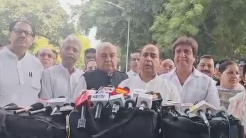 पत्रकारों से बात करते हरियाणा कांग्रेस के नेता