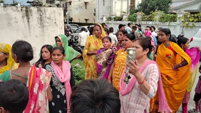 घटनास्थल के आसपास मोहल्ले की दर्जनों महिलाएं और बुजुर्ग एकत्र हुए।
