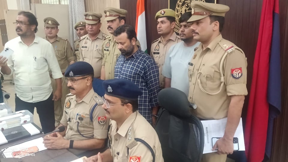 फर्जी पासपोर्ट बनाने की तैयारी: ग्राम प्रधान-पार्षदों के लेटर पैड समेत दस्तावेजों का जखीरा बरामद, दो गिरफ्तार