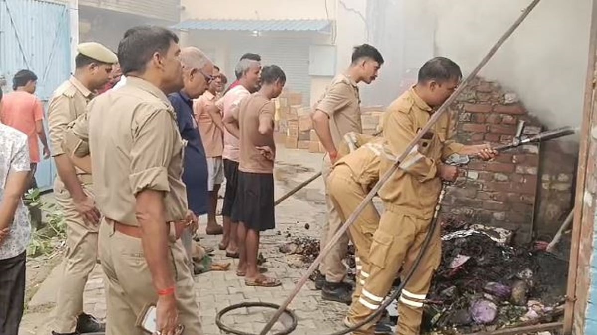 शाहजहांपुर: खोया मंडी के पास किराने की दुकान में लगी आग, लाखों रुपये का नुकसान
