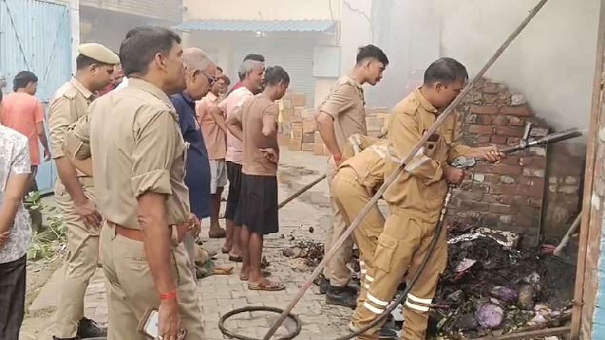 Fire breaks out at a grocery store near Khoya Mandi loss worth lakhs of rupees in Shahjahanpur