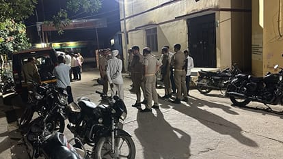घटना के बाद सीएचसी पर मौजूद पुलिस व ग्रामीण।