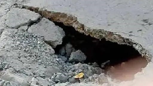 परदेशीपुरा में हवा में लटका सड़क का स्लैब