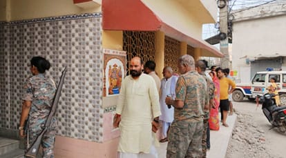 जांच करती पुलिस