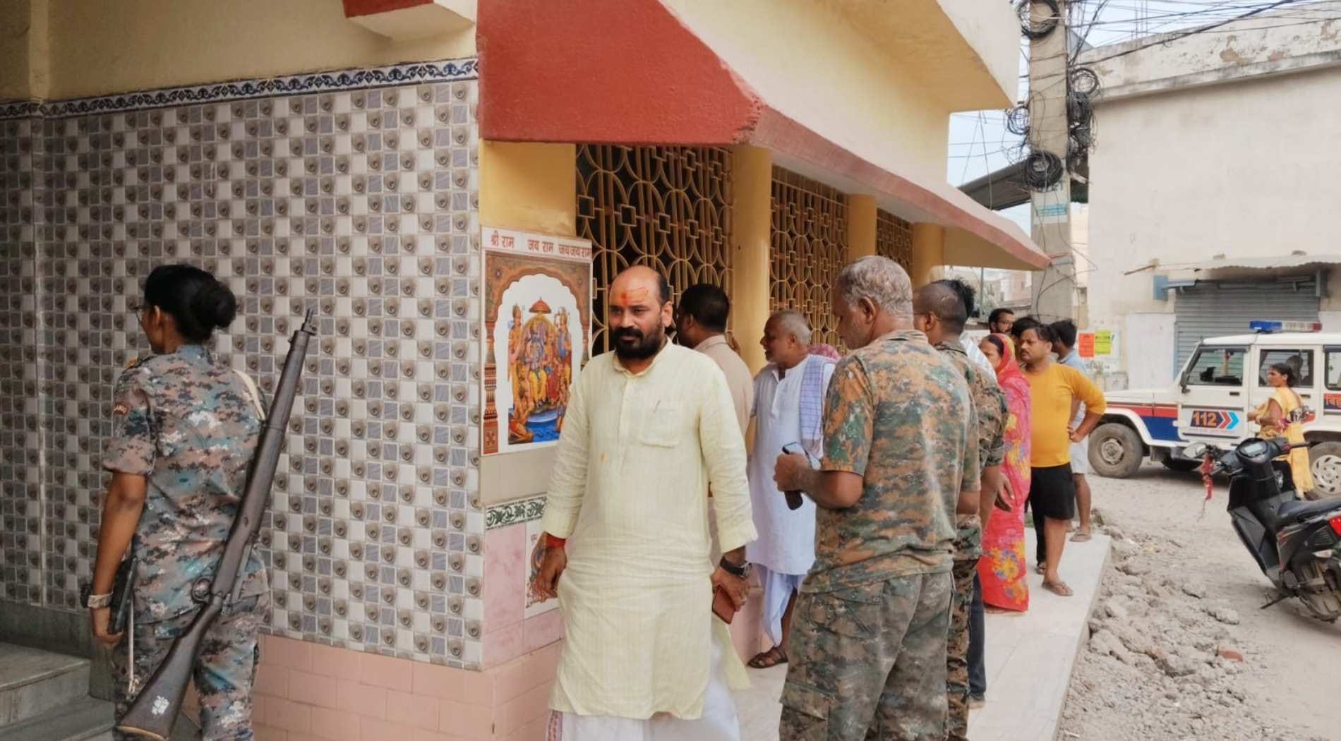 जांच करती पुलिस