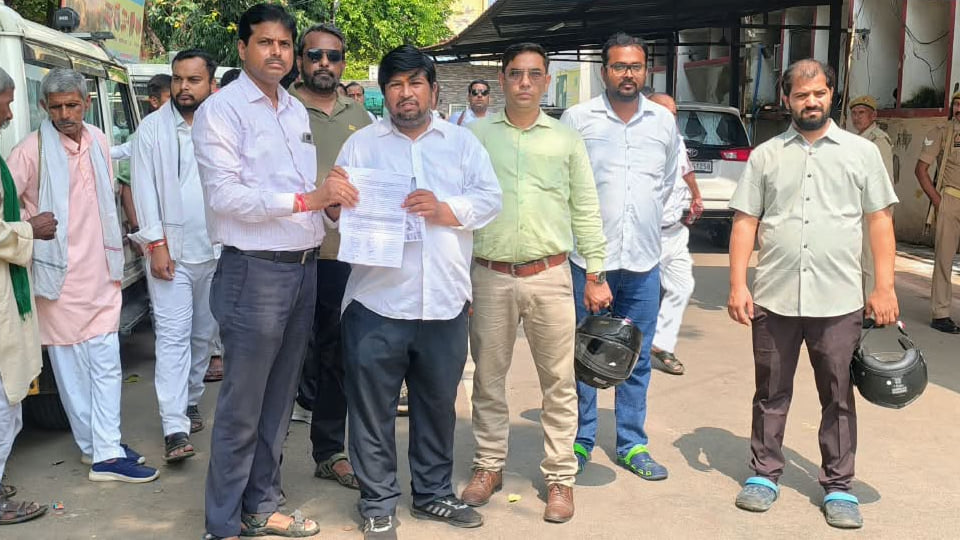 कानपुर: दूषित जलभराव से परेशान हैं सरस्वती विहार के निवासी, जिलाधिकारी से निजात दिलाने की लगाई गुहार