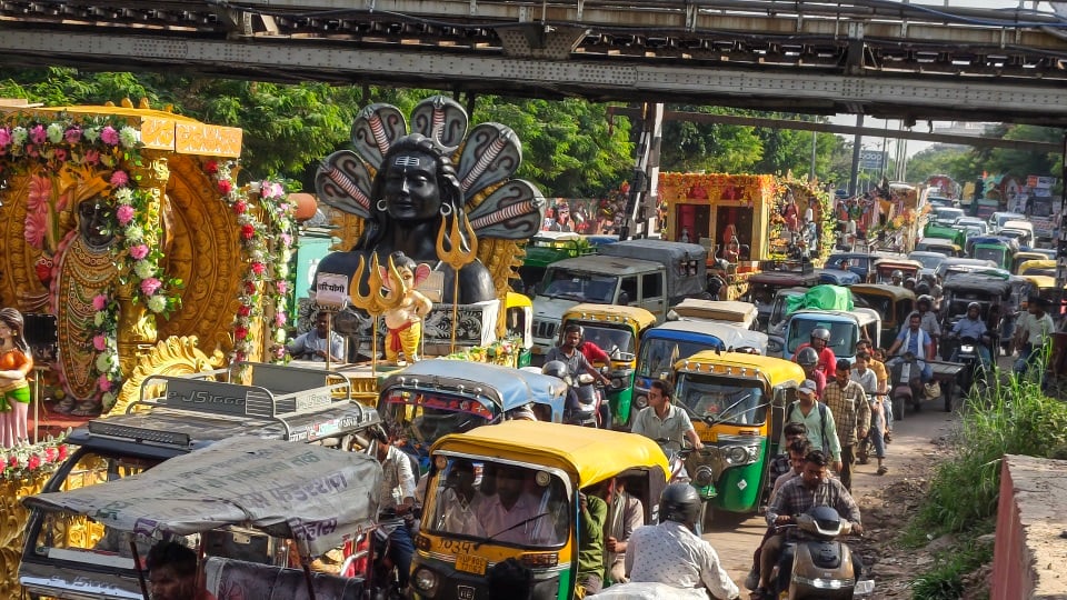 राम बरात का डायवर्जन फेल: एमजी रोड, रावली से भगवान टॉकीज तक रेंगते रहे वाहन; सिकंदरा पर भी फंसे लोग
