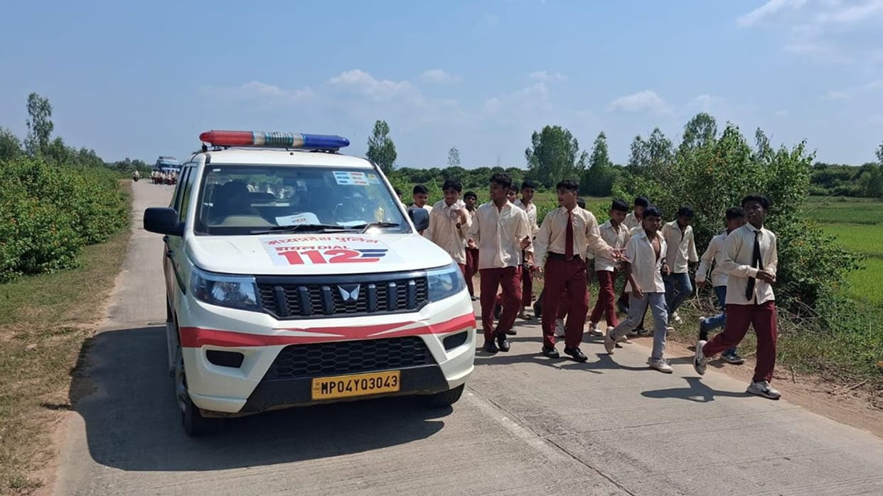 MP: 200 students set out on foot to meet the Collector in Shahdol to lodge a complaint against their principal