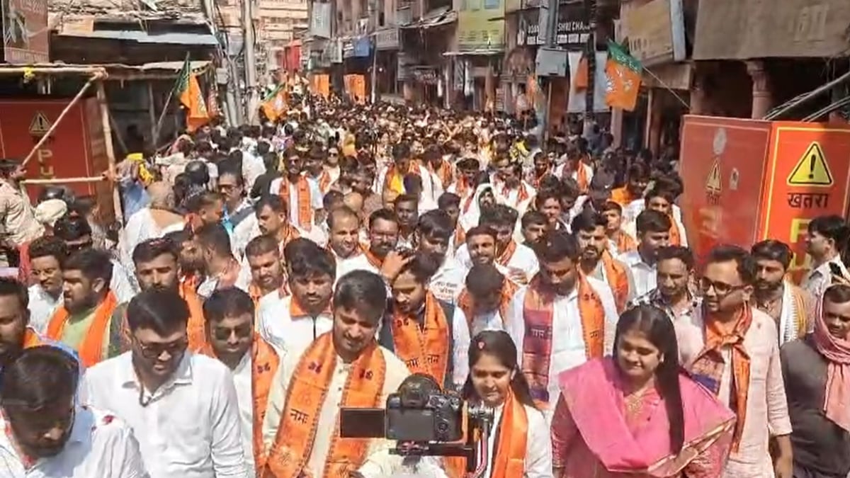 वाराणसी: सिर पर कलश रखकर निकलीं 51 महिलाएं, शोभायात्रा में बाइकर्स के साथ मंत्री, विधायक भी रहे शामिल