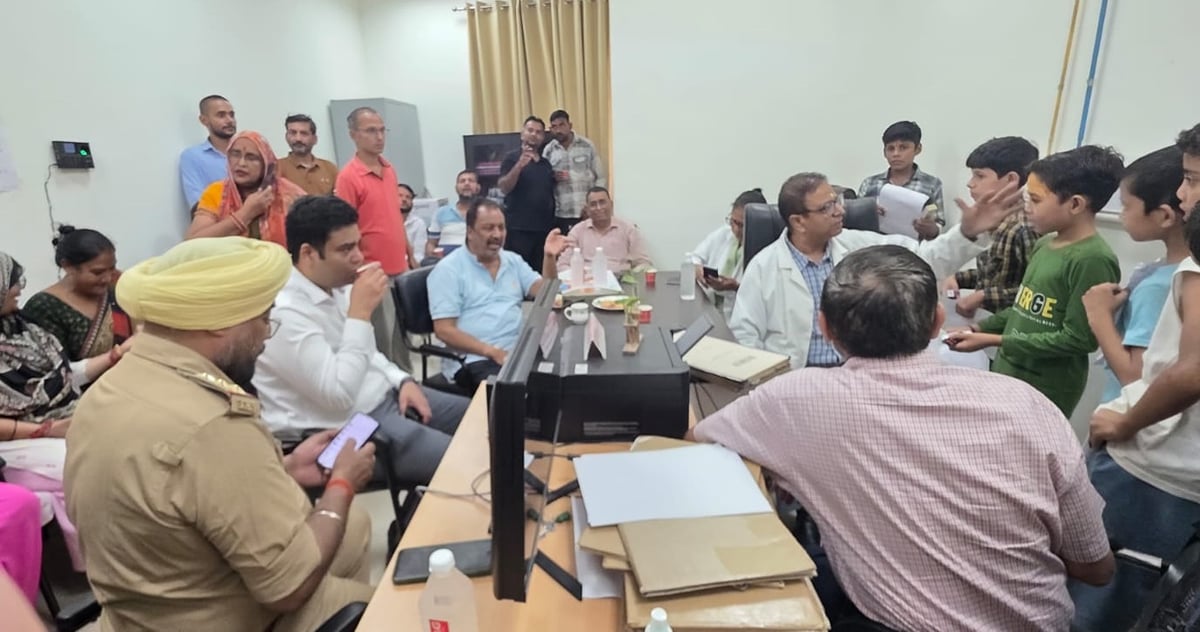 यूपी: मेडिकल कॉलेज में पूर्व सांसद और गार्ड में नोकझोंक, अभद्रता का आरोप लगा धरने पर बैठे, प्राचार्य का एक्शन
