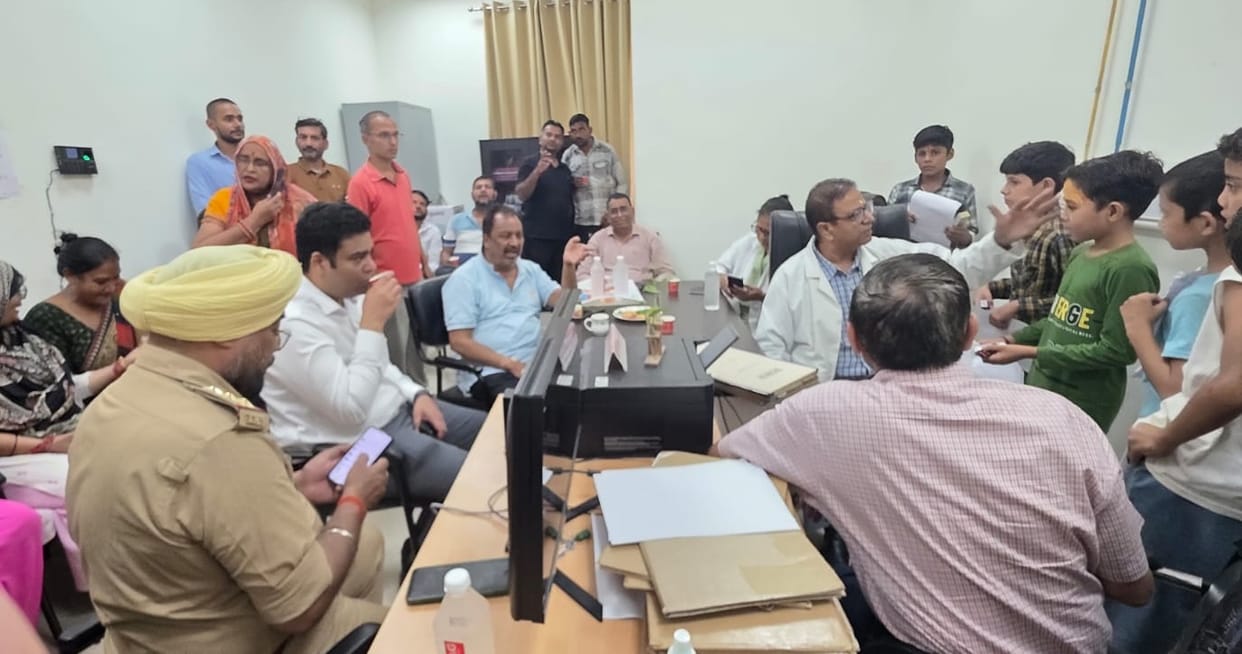 Altercation between former MP and guard at medical college in kanpur Dehat MP stages sit in alleging behavior