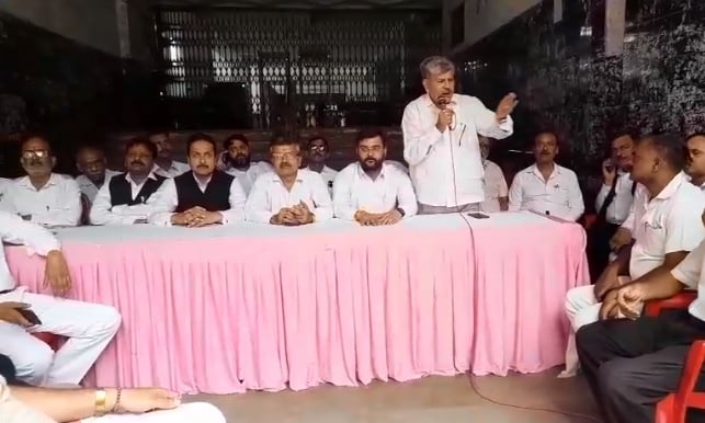 कानपुर में वकीलों का सामूहिक अवकाश: लगातार चौथे बुधवार कार्य बहिष्कार, कोर्ट का मेन गेट बंद कर दिया धरना