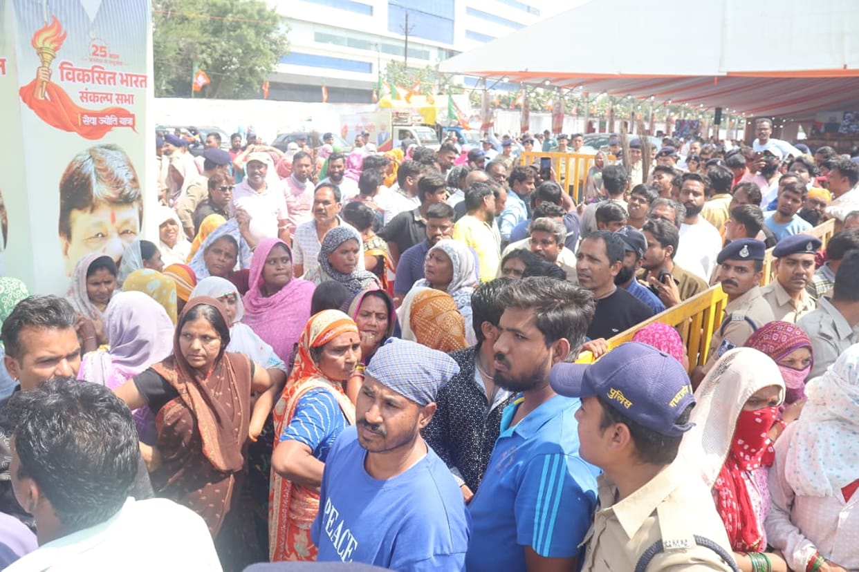 Indore: Sanitation workers arrived to stage a protest at the 'Seva Sankalp' program; police stopped them from