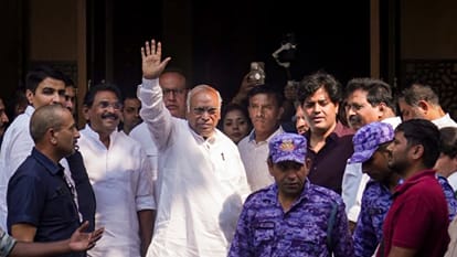 Congress President Mallikarjun Kharge With opposition MPs lunch SIR CEC Protest Hindi News Updates