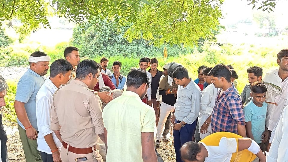 पेड़ के नीचे पड़ा रहा शव: लोग समझते रहे कंबल ओढ़कर सो रहे हैं बुजुर्ग, पुलिस ने पोस्टमार्टम के लिए भेजी लाश
