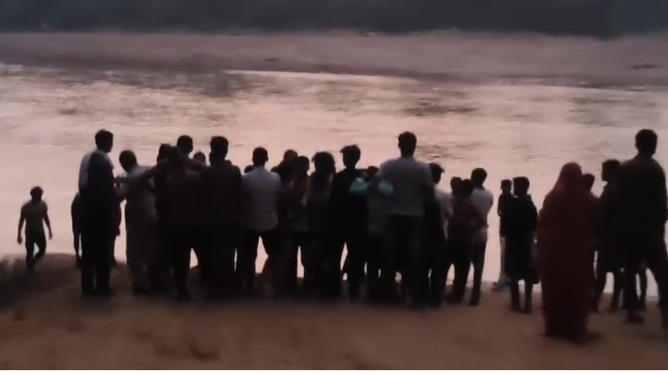 चित्रकूट: बागे नदी में बालक डूबा, दो बच्चियों को बचाया, महाबुलिया विसर्जन करने गए थे भाई-बहन समेत तीनों बच्चे
