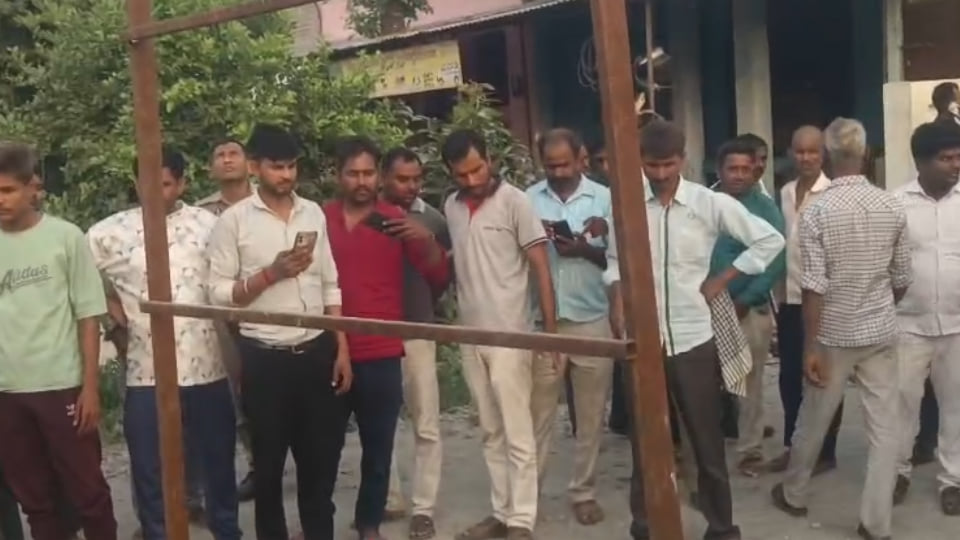 हरदोई: हाईटेंशन लाइन में लोहे का स्टूल छूने से दो मजदूर झुलसे, एक की मौत