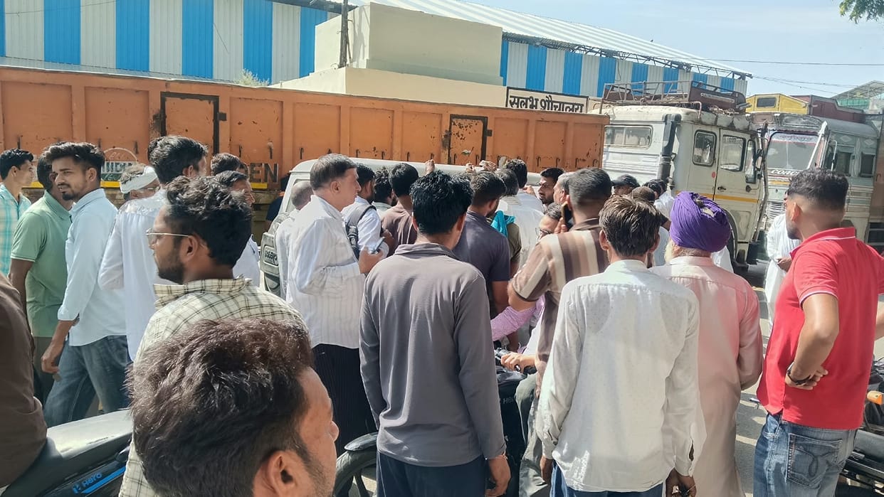 Farmers up in arms in Sirsa: Official's vehicle surrounded after failing to get DAP tokens; protest staged