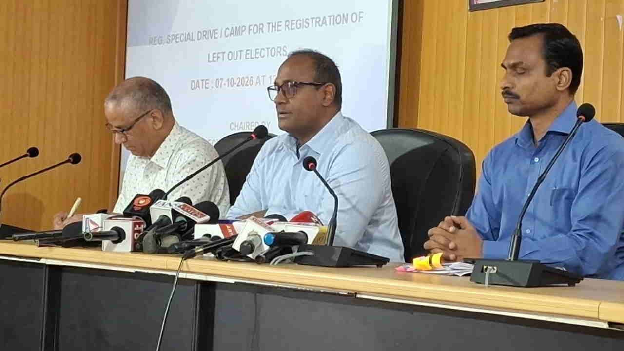 प्रेसकांफ्रेंस करते मुख्य निर्वाचन अधिकारी डॉ. बीवीआरसी पुरुषोत्तम