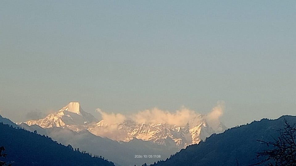 मौसम खुलते ही होने लगा दीदार- कपकोट के खड़लेख से मौसम साफ होने के बाद दिखने लगी हिमालय की चोटियां।