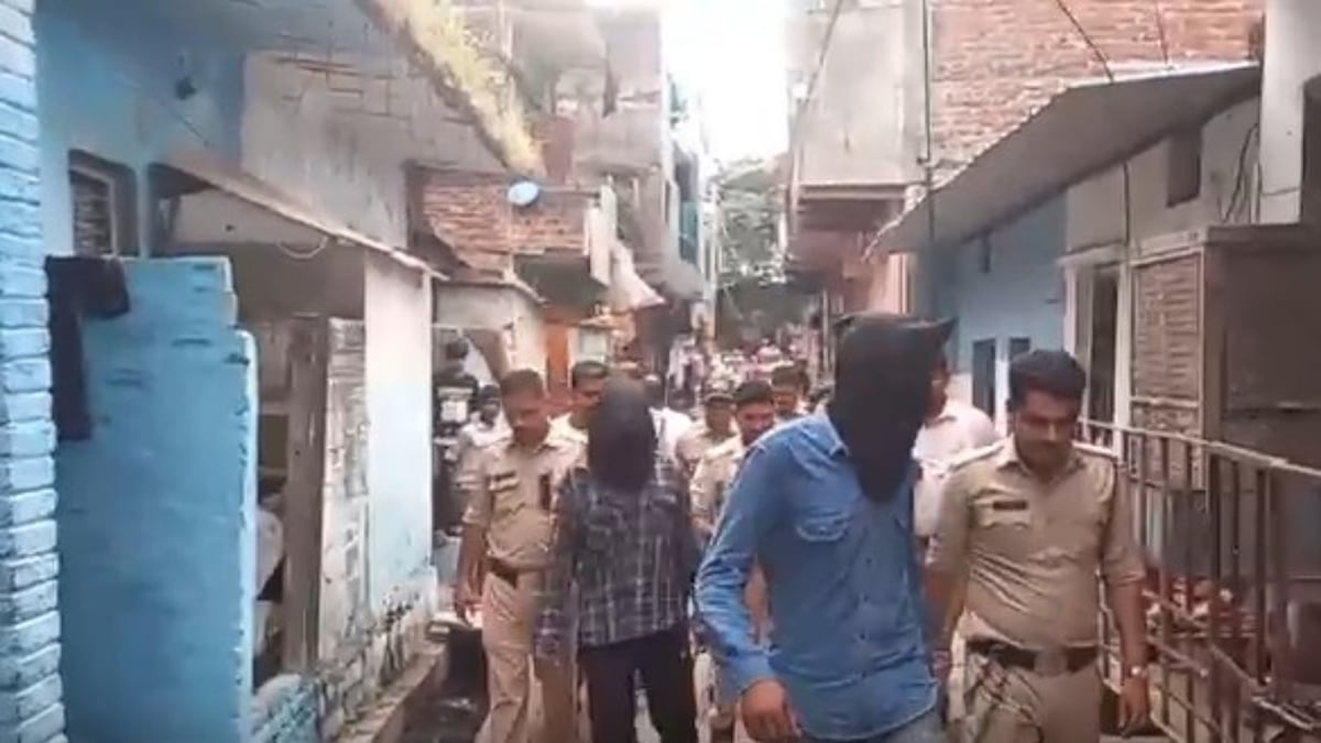 सतना: रेत कारोबारी पर फायरिंग करने वाले 2 भाई गिरफ्तार, हथियार बरामद, पुलिस ने निकाला पैदल जुलूस