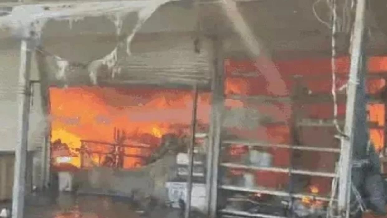 Rajgarh: Massive Fire at Khilchipur’s Falodi Super Market, Thick Smoke Engulfs Area; Lakhs Lost