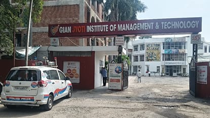 स्कूल में पहुंची पुलिस