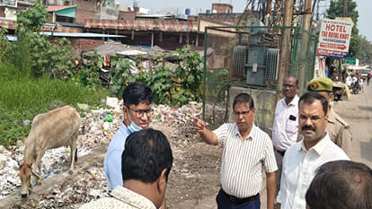 Kanpur: Building materials dumped in front of temple gate; Municipal Commissioner imposes ₹50,000 fine