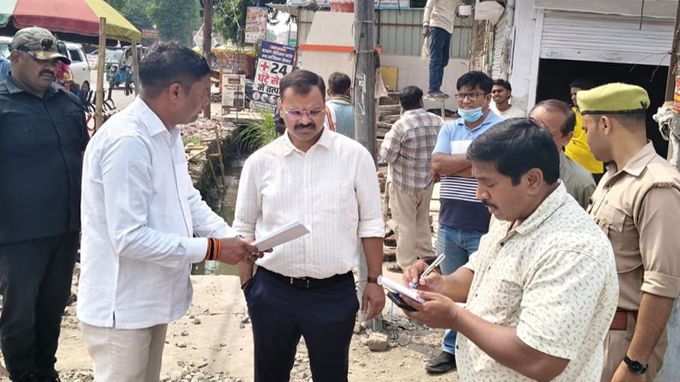 कानपुर: मंदिर के गेट के सामने डाली भवन निर्माण सामग्री, नगर आयुक्त ने लगाया 50 हजार जुर्माना