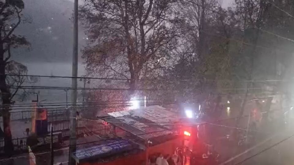 Heavy rain with strong thunderstorms in nainital