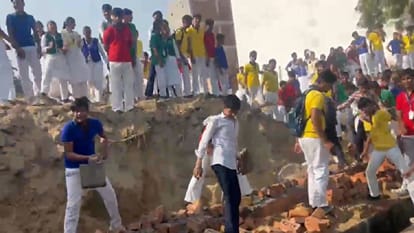 निर्माणाधीन बाउंड्री वॉल को छात्रों ने गिराया