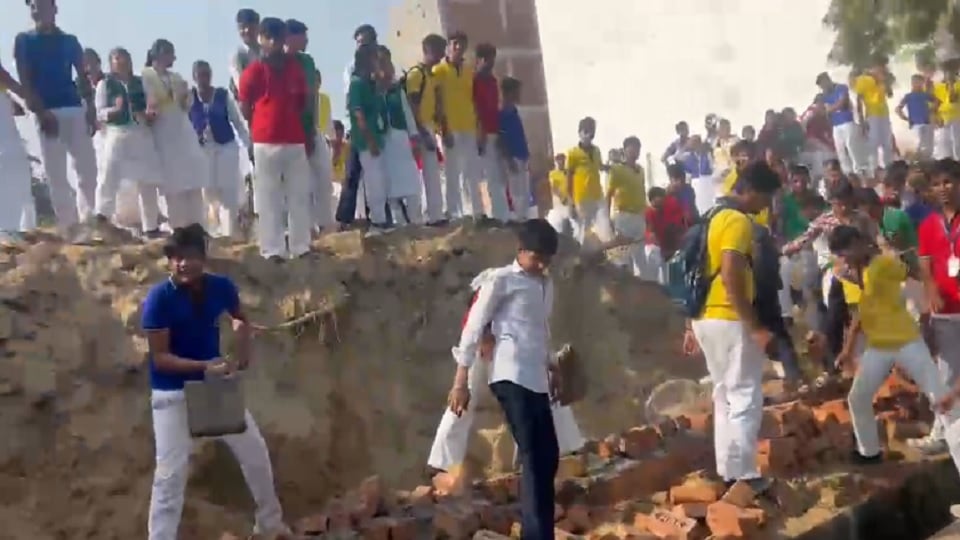 ग्रेटर नोएडा: कॉलेज की जमीन पर अवैध कब्जे की कोशिश, भूमाफिया के खिलाफ छात्रों का फूटा गुस्सा; पढ़ें पूरा मामला