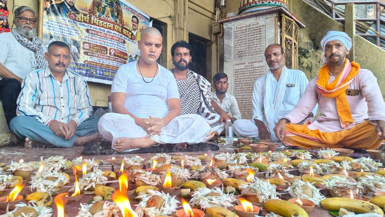 Fulfilling duties final farewell Pind Daan Aman performs Tirth Shraddh in Kashi unclaimed deceased individuals