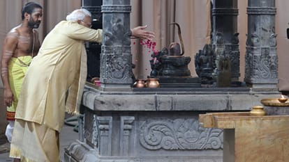 PM Modi completes 25 years in public life Prime Minister visits Ganpati's Temple in Delhi on special day