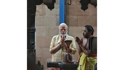 PM Modi completes 25 years in public life Prime Minister visits Ganpati's Temple in Delhi on special day
