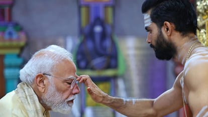 PM Modi completes 25 years in public life Prime Minister visits Ganpati's Temple in Delhi on special day