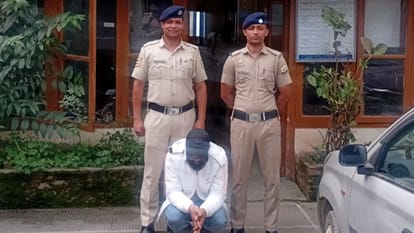 पुलिस की गिरफ्त में आरोपी।