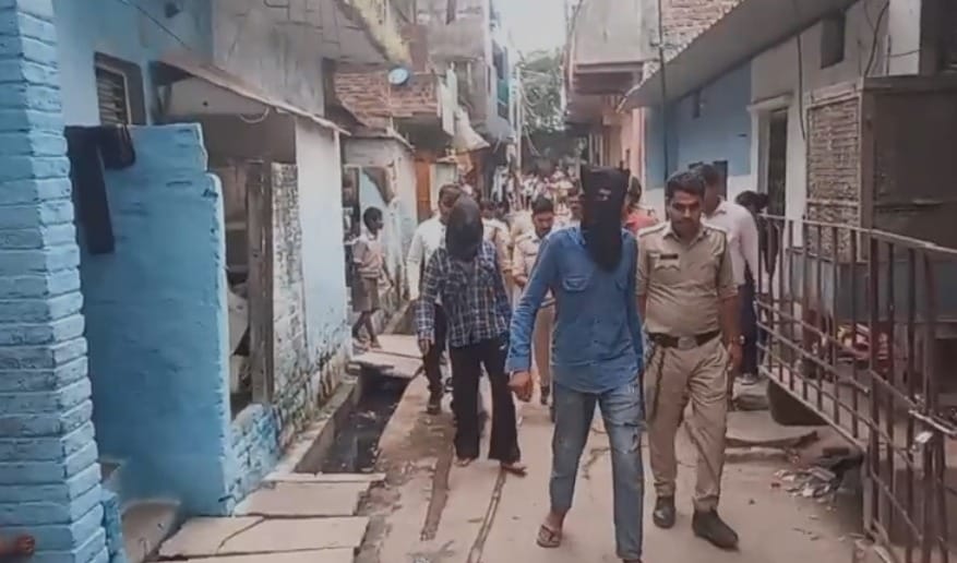 पुलिस ने दोनों का जुलूस निकाला और जेल भेज दिया।