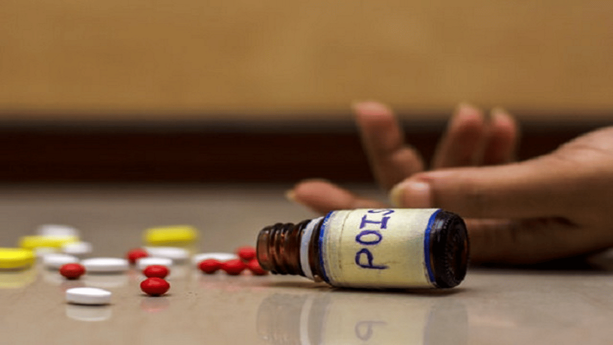 Lover told her to die; heartbroken girlfriend consumed poison, condition critical.