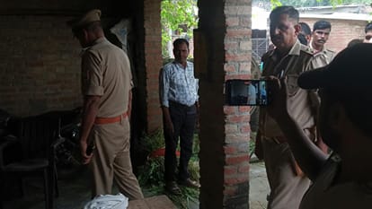 घटनास्थल पर जांच करती पुलिस