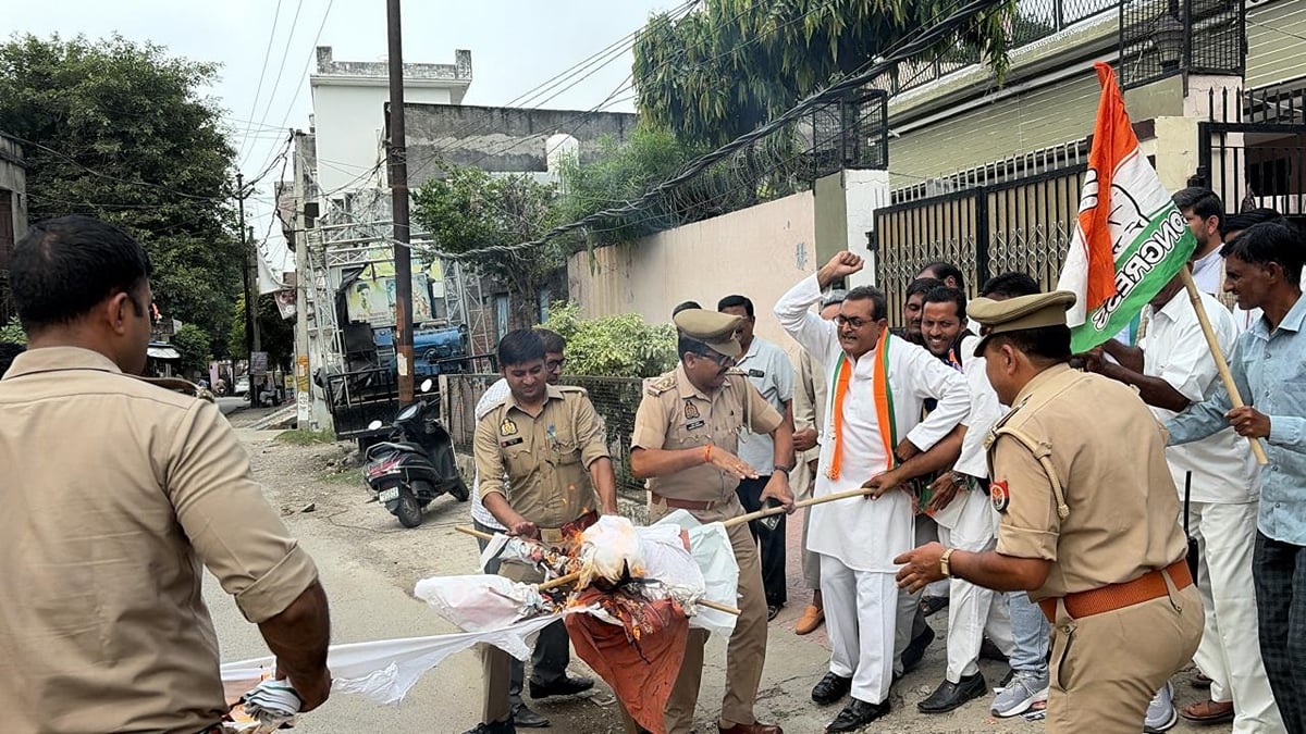 बदायूं: कांग्रेस नेताओं ने किया प्रदर्शन, मुख्य चुनाव आयुक्त का पुतला जलाया, पुलिस से छीना-झपटी