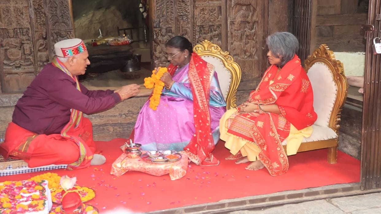 Himachal: President Droupadi Murmu offered prayers at the Mata Hidimba Temple.