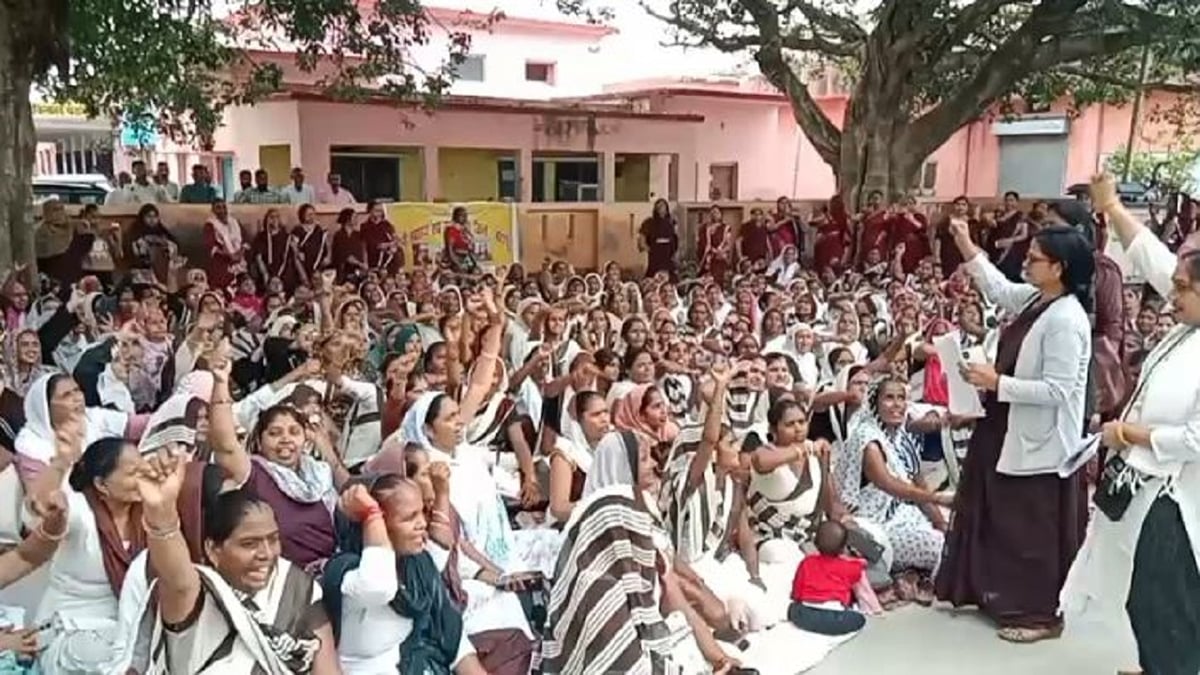 बदायूं: सीएमओ कार्यालय पर आशा और संगिनी कार्यकर्ताओं ने दिया धरना, मानदेय बढ़ाने समेत नौ मांगें उठाईं