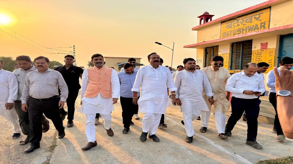 मॉडल स्टेशन बनेगा बटेश्वर: 33 करोड़ से संवरेगी सूरत, श्रद्धालुओं को मिलेंगी ये सुविधाएं; सांसद ने लिया जायजा