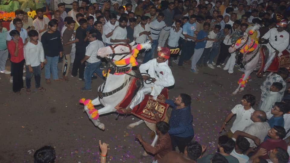 Grand Ram Barat Leaves Agra's Rawatpara for Janakpuri Amid Huge Crowd
